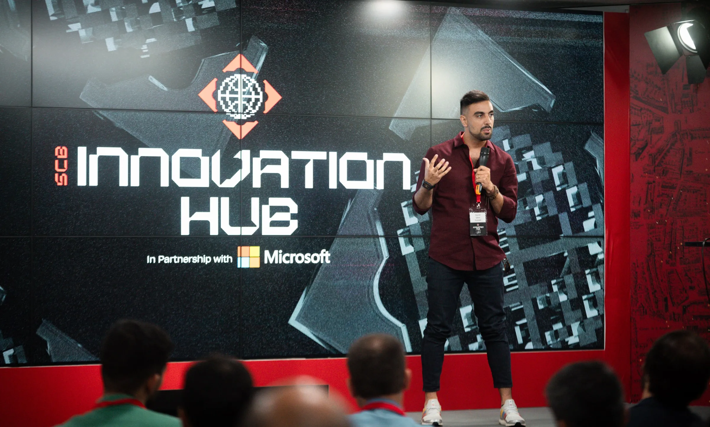 David Olim presenting FootAR on stage at the SC Braga Innovation Hub in Braga