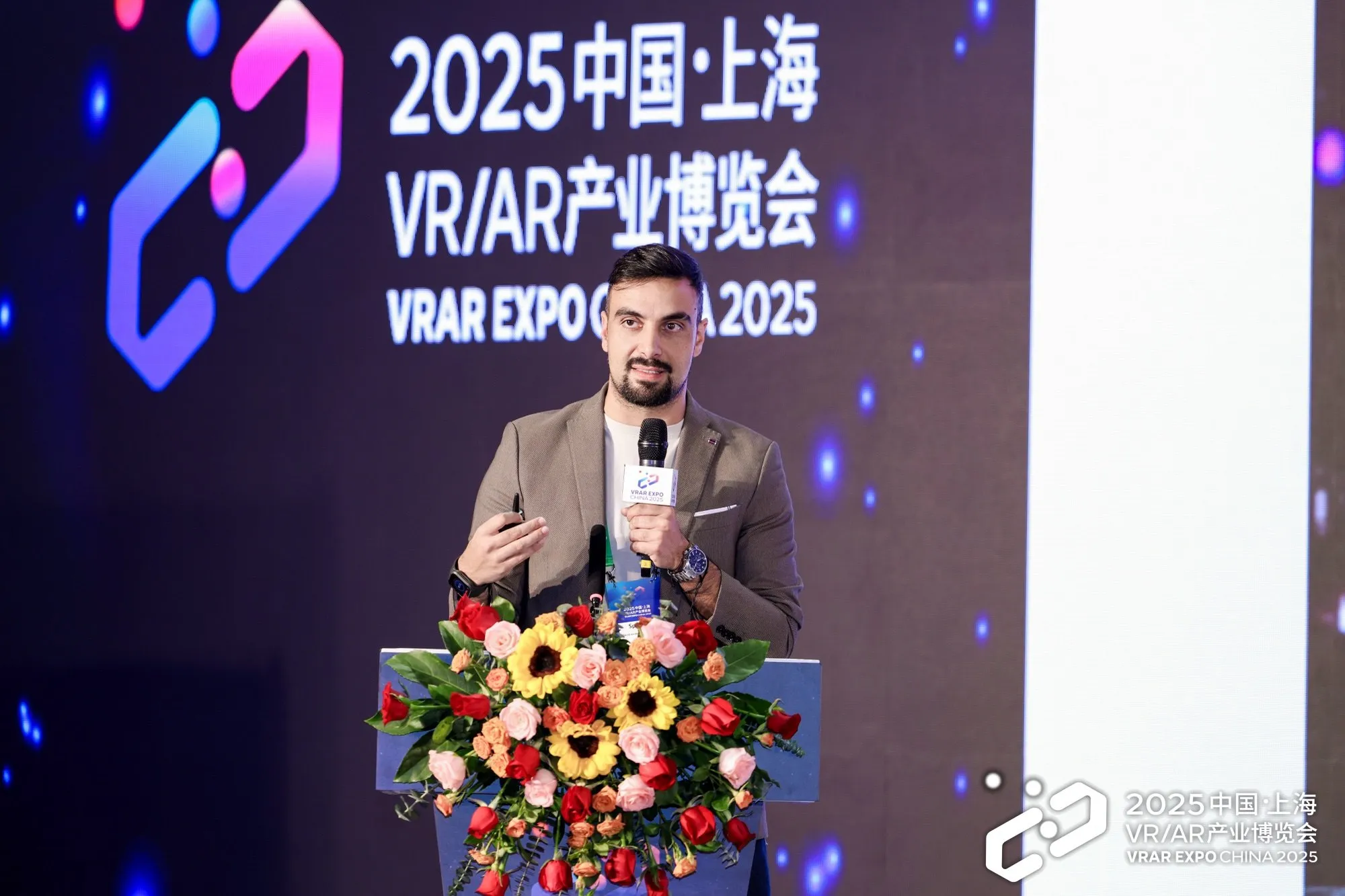 David Olim speaking at a podium on the VRAR Expo China stage